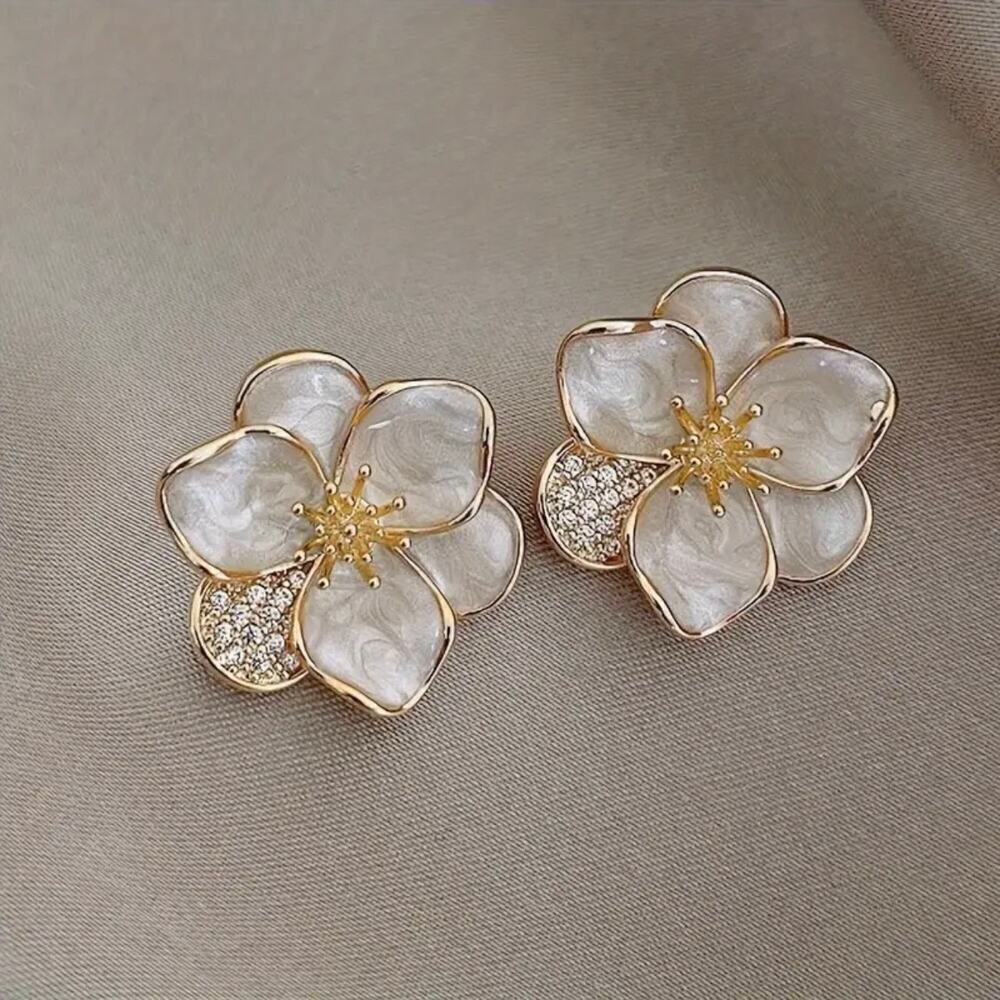 Earrings with leaf and flower design, bunch of cubic zirconia pearls - Picture 3 of 5